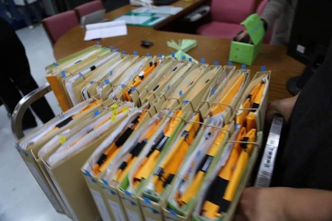 黄色牛皮纸包着的檔案，是不准阅读的。(取自陈嘉君脸书)