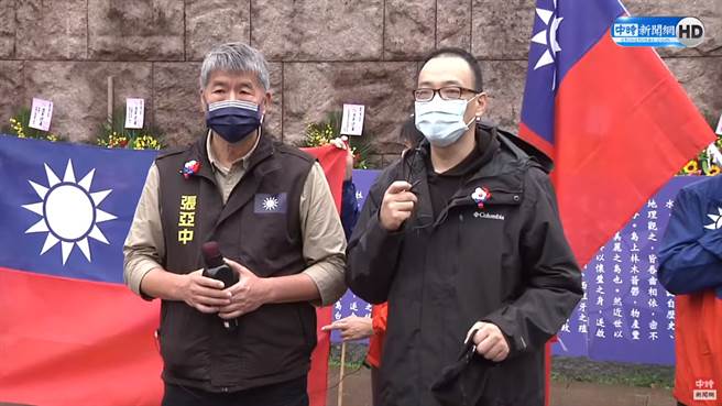 毛嘉慶（右）剛完成5次化療出院，今（25）日出席「台灣光復76周年恭獻碑銘活動」。（圖／中時新聞網直播畫面）