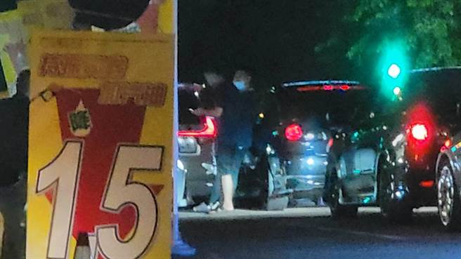 飙车车队在加油站聚集，车主下车聊天，等待同好前来相聚。（读者提供／石秀华高雄传真）