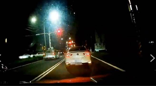 飙车队伍在路口嚣张直接红灯左转，红灯当参考用。（读者提供／石秀华高雄传真）