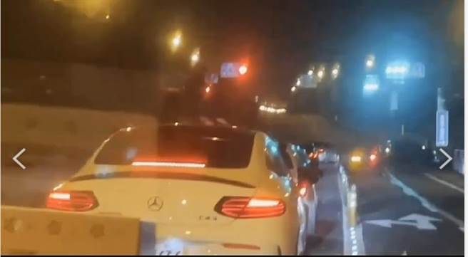 飙车族队伍沿路狂飙竞速，无视红灯号志，不少车辆直接红灯右转。（读者提供／石秀华高雄传真）