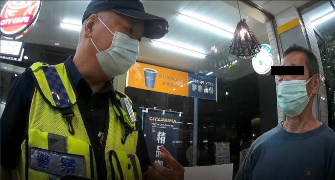 台中市一名8旬老翁出门散心，却在超商前伫留，警方贴心助返家。（民眾提供／卢金足台中传真）