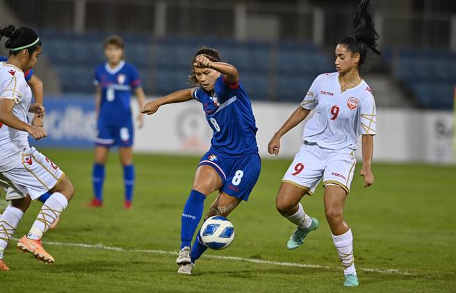 中华女足队长王湘惠（中）在2008年亚洲杯已是先发主力，图为她在亚洲杯资格赛对阵巴林。（中华足协提供）