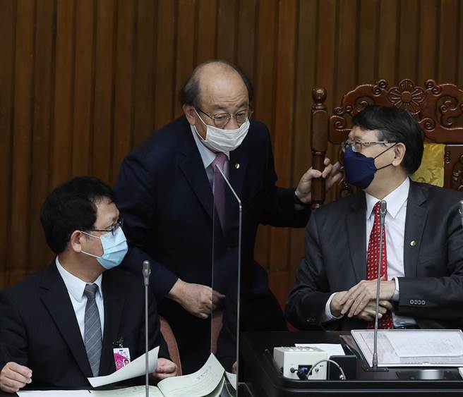 民進黨立院黨團總召柯建銘（中）。（台北市攝影記者聯誼會提供）