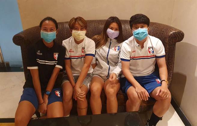 中华女足这次出征巴林的阵容中，助理教练郑雅熏（左起）、陈燕萍、王湘惠、李綉琴也参加过2008年亚洲杯。（中华足协提供）