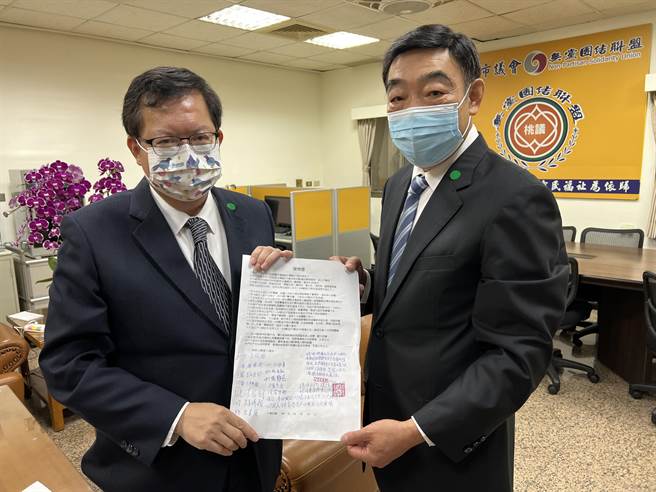 桃園市議員李家興幫楊梅一處社區陳情，5年來遭檢舉達人舉報逾200次，11歲到90歲都遭殃。(蔡依珍攝)