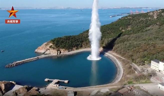 解放军最近首度进行水下爆破测试，模拟摧毁敌港，以收集大量实战数据。（央视）