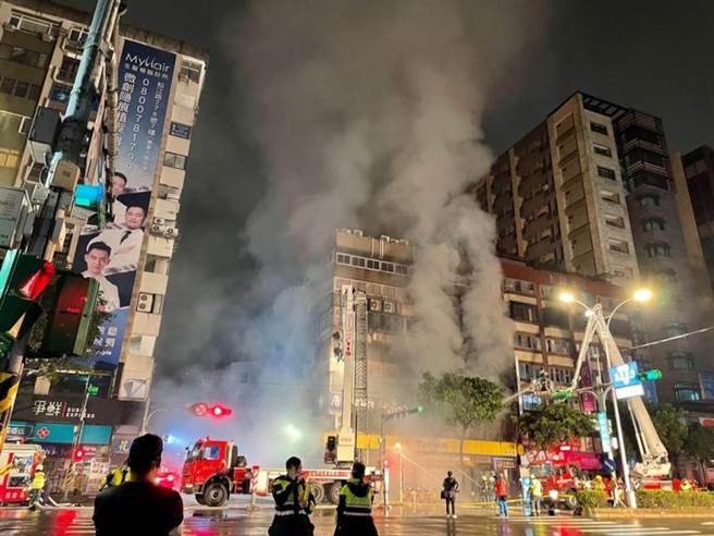 有40年歷史的「唐宫蒙古烤肉」，昨日深夜11时左右发生火警消息传出后，在网路随即引发饕客惋惜。（图／翻摄自PTT）