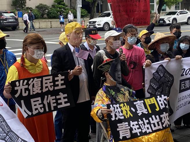 多個民間團體於今(25)日台灣光復節在立法院前宣布2021年秋鬥啟動，今年秋鬥的主軸是「反獨裁、護民主、拼公投」，年底公投將是直接民意反對獨裁黨意的展現，也預告11月13日起將由屏東一路向北下鄉行腳宣講公投議題，並於12月12日回到台北凱道集合會師。（李柏澔攝）