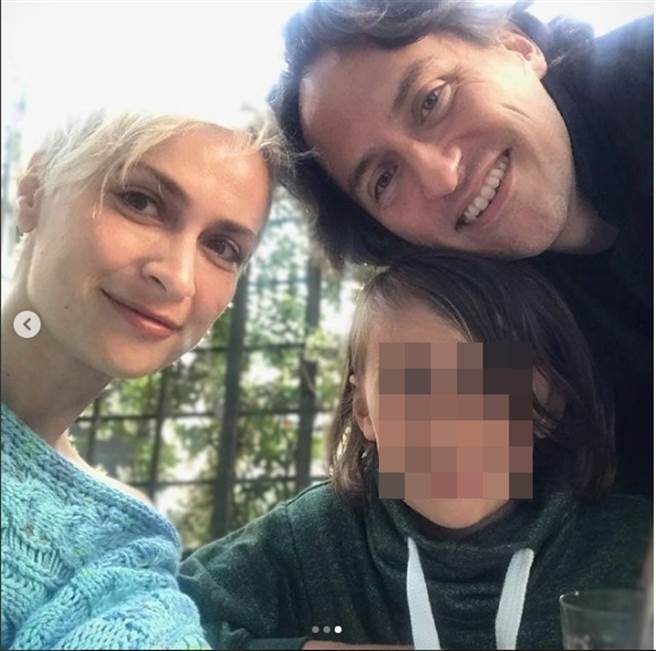 已逝女摄影师哈里娜的老公马修，逝后贴出一家三口合照表示思念，有传9岁爱子大受打击，陷入失语状态。(翻摄自mhutchins777 IG)