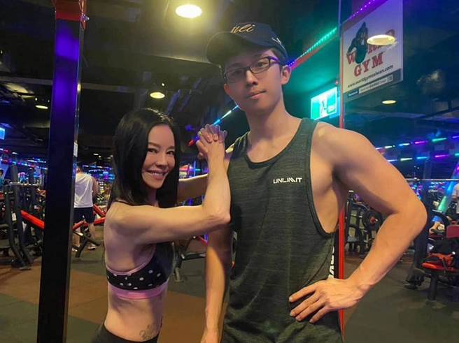 狄莺晒出与儿子孙安佐合照，并发文畅谈教养的格局。（图／取材自狄莺脸书）