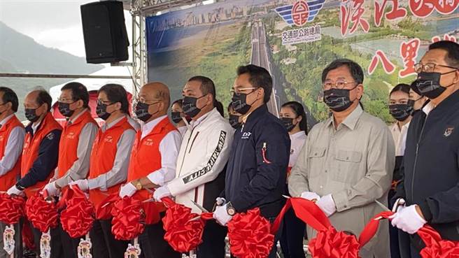 行政院長蘇貞昌出席淡江大橋八里端通車典禮受訪表示，第一時間有打給陳柏惟，為他惋惜、給他加油（戴上容攝）