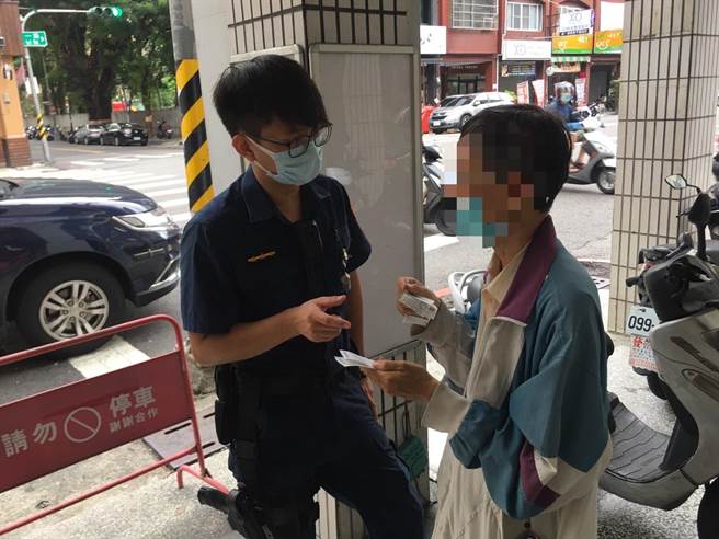蔡姓男子欲取消约会，女方变脸变黑道，狠呛陪他玩到底，蔡男吓到到超商买游戏点数，警方获报到场安抚苦劝。（翻摄照片／石秀华高雄传真）