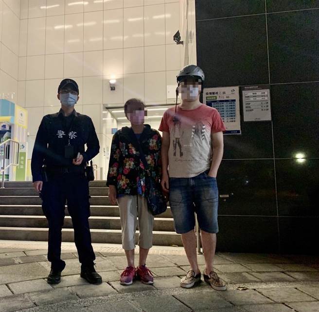 陈姓老妇与儿子经台中市捷运警察队协助，母子终于顺利碰面返家。（台中市捷运警察队提供／张妍溱台中传真）