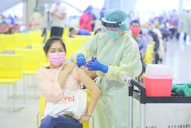 台北市副市長蔡炳坤今到花博接種站視察表示，第一階段沒預約到，這次第二階段預約「一定可以」預約。（本報資料照片）