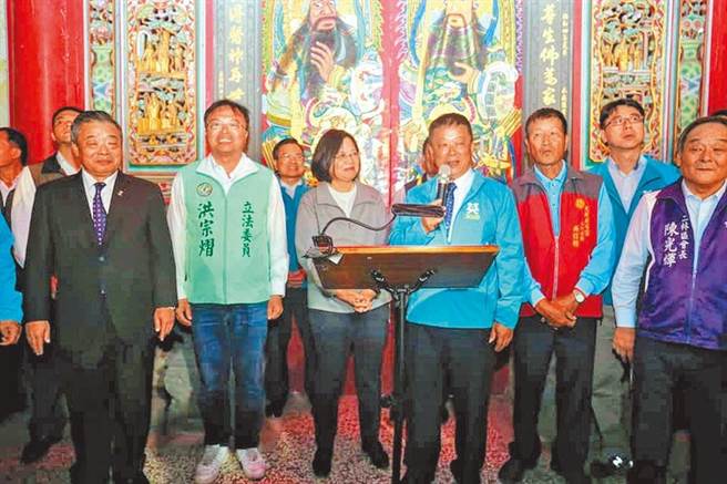 彰化县大城乡民进党籍乡长蔡鸿喜(右4)，去年因贪污收贿遭羁押停职，11月6日交保，13日復职，没想到復职未满一年，本月一审判决4年6月，递夺公权6年，短短一年停职復职又停职。（本报资料照片）