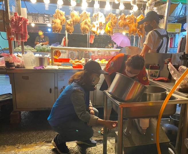 摆脱臭水沟恶名 瓦磘沟沿线5市场完成装设油脂截留器。（新北市场处提供）