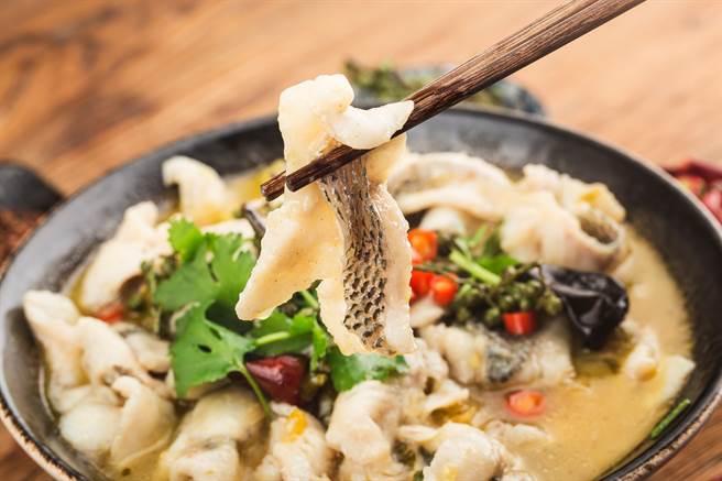 大陆一名女子到餐厅吃酸菜鱼，没想到却在锅内捞出一只完整癞蛤蟆。(示意图/达志影像)