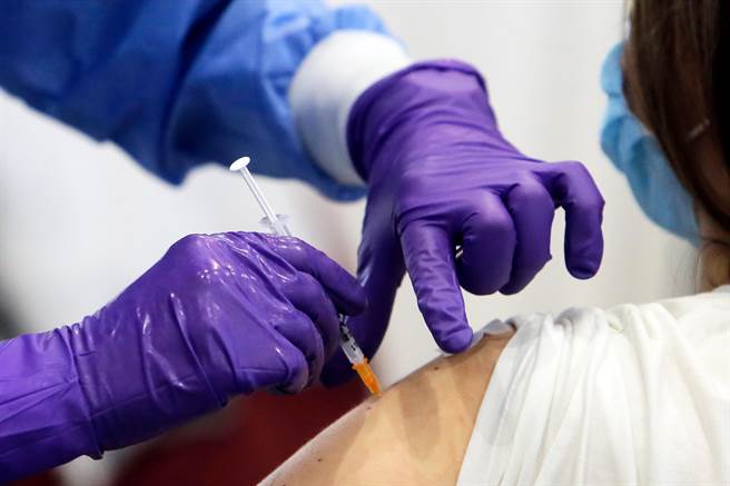 世卫日前更新指引，指新冠疫苗及流感疫苗可以同日接种。（新华社）