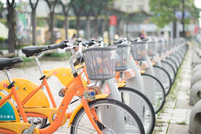 一名女大生表示，租Ubike时，发现车篮里有一个装大头照的信封袋，没想到里面装的竟是自己的照片，令她当场吓傻。（图／示意图，达志影像）