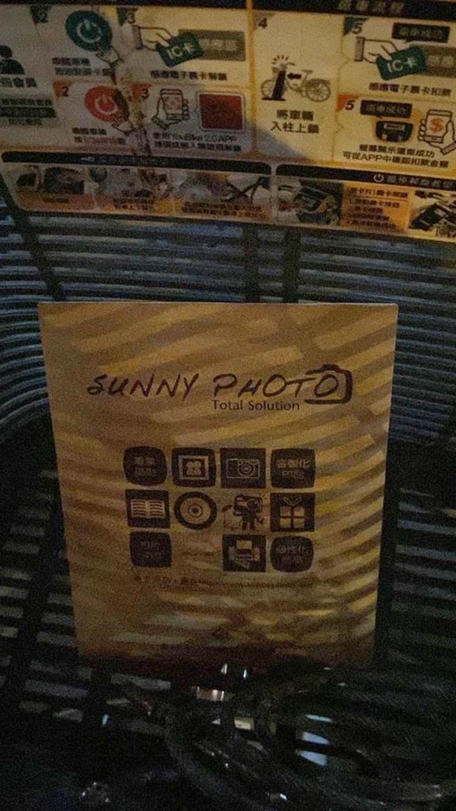 女大生在脚踏车篮捡到自己的大头照。（图／翻摄自Dcard）