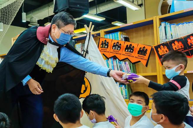 县长杨文科化身吸血伯爵，现身亲子剧场发糖给小朋友，掀起活动高潮。（罗浚滨摄）