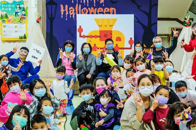新竹县文化局图书馆以原创儿童短剧的亲子剧场，能激发孩子学习动机，县长杨文科（中）化身吸血伯爵现身。（罗浚滨摄）