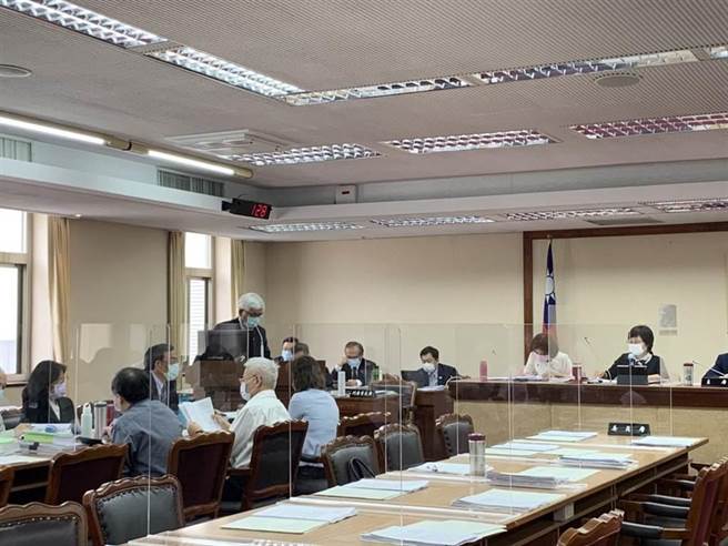 圖為中選會主委李進勇20日在內政委員會上透露，此次罷免經費向行政院申請動支第二預備金為2004萬9000元，並強調選務是否檢討修正皆尊重立院。（張薷攝）