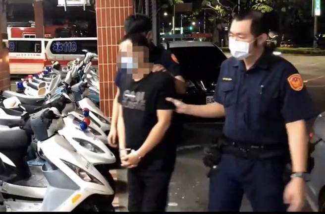 警方将闯红灯又持毒的刘姓男子依法送办。（翻摄照片／石秀华高雄传真）
