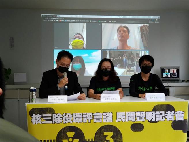 为了传达民间社会对于除役工程安全、未来环境改善的期望，在地民眾与环保团体共同拟定「核三除役民间声明」，提出12项在除役前、中、后，台电、原能会及经济部应承诺并注意的事项，该声明已有24个团体共同连署。（李柏澔摄）