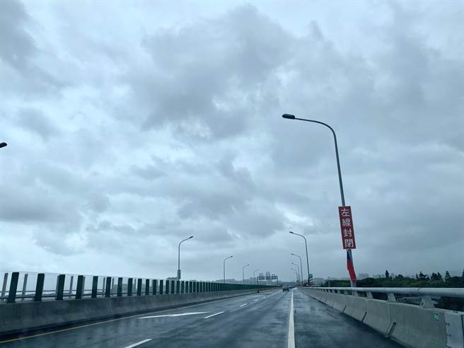 淡江大桥八里端预计于25日晚间10时正式通车，将有效疏散台北港车流（戴上容摄）