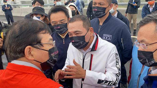 典禮散場後，侯友宜也特地到王國材詢問淡北道路何時開工一事。（戴上容攝）