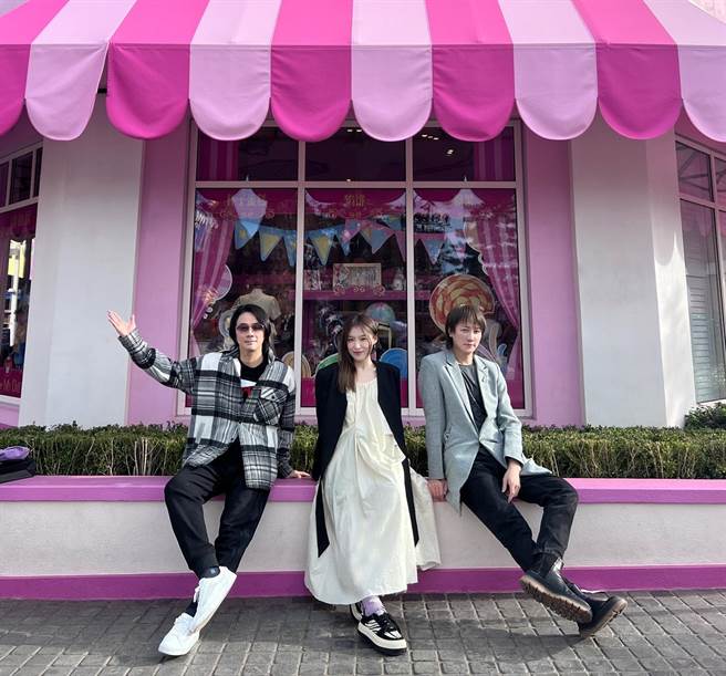 陳建寧日前帶阿沁與韓睿到環球影城遊玩。（華研國際提供）