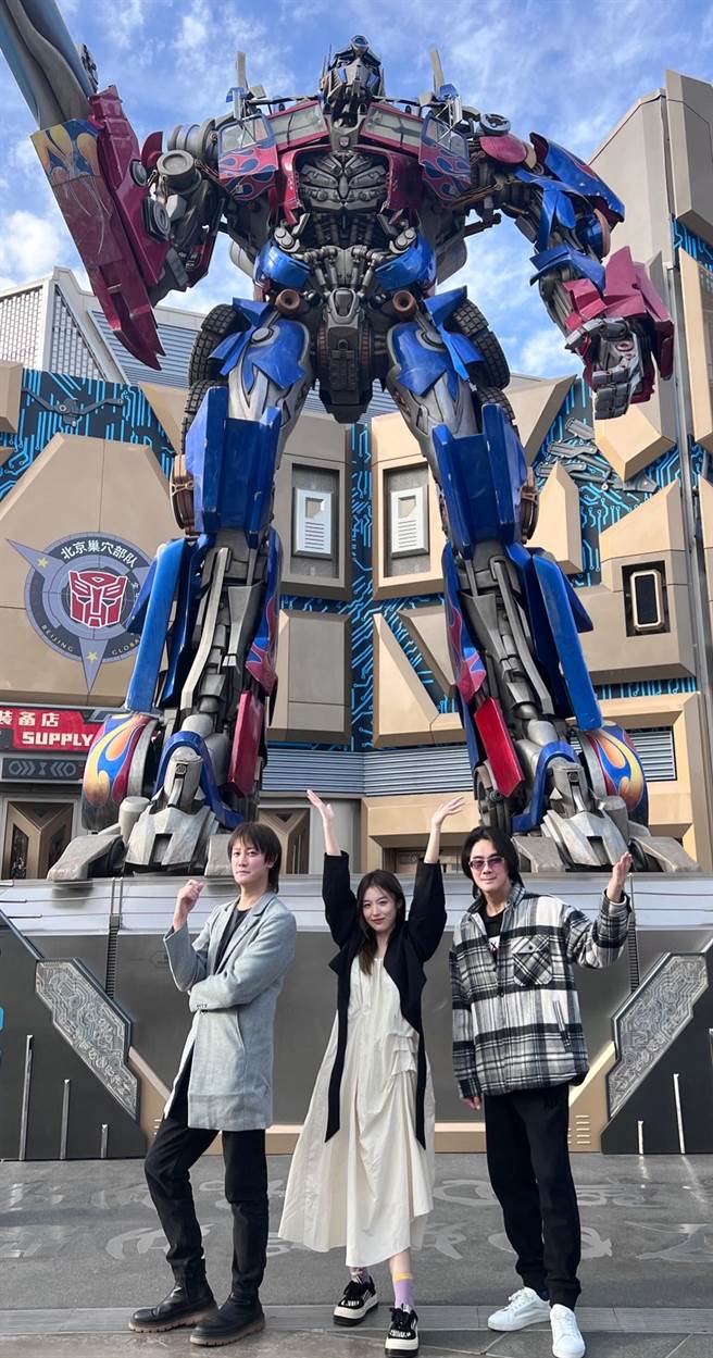 陳建寧日前帶阿沁與韓睿到環球影城遊玩。（華研國際提供）