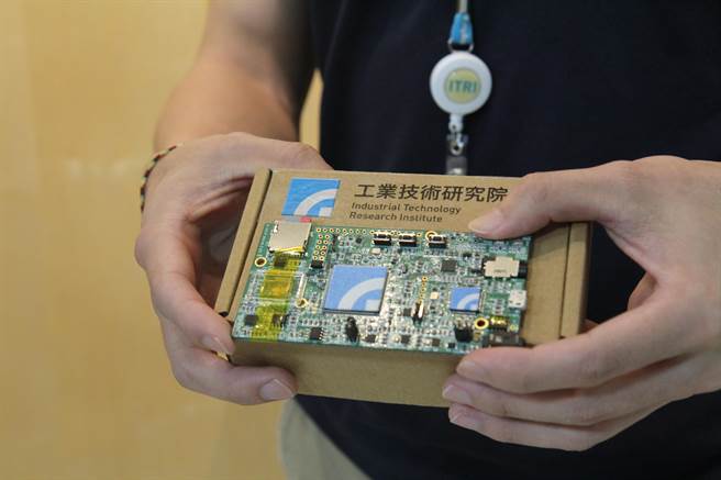 陽明交大與工研院電光系統所團隊近期發表全球最高效能的三元卷積神經網路記憶體內運算加速晶片。（陽明交大提供／陳育賢新竹傳真）