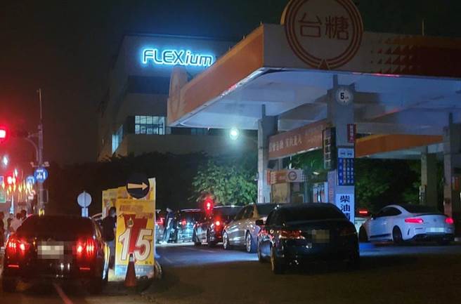 高雄市飙风再起，10月24日凌晨，大批飙车车队在大寮和发路加油站集结。（读者提供／石秀华高雄传真）