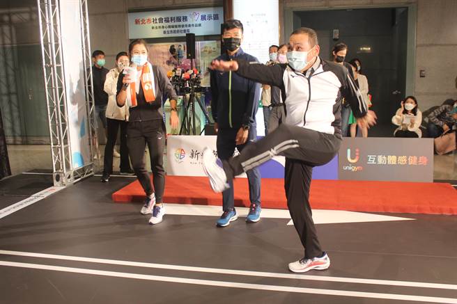 几乎每年都参加万金石马拉松的新北市长侯友宜展现俐落身手。（陈慰慈摄）