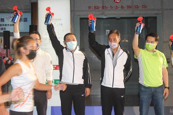 新北市长侯友宜（右3）在模拟起跑拱门下鸣枪宣告，明年迈入20周年的万金石马拉松报名启动。（陈慰慈摄）