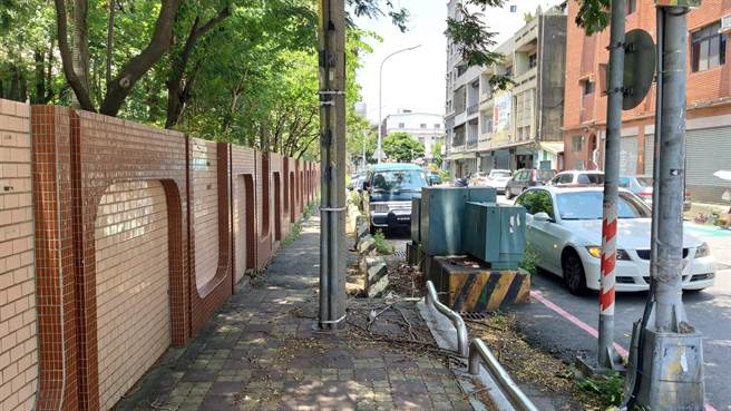 新竹市新竹国小周边通学步道改善工程，将透过退缩校园围墙，并以穿透式围篱让百年校舍重新被社区、路人看见。（陈育贤摄）