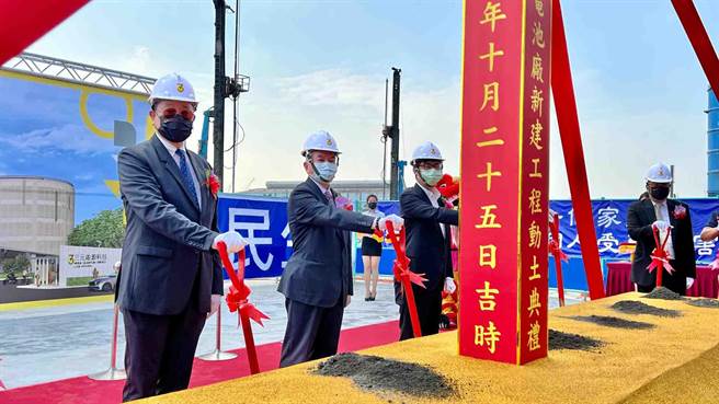 台泥企业团今（25）日在高雄举行三元能源科技高雄锂电池厂新建工程动土典礼，台泥董事长张安平（左起）、行政院副院长沈荣津、高雄市长陈其迈等人出席。（柯宗纬摄）
