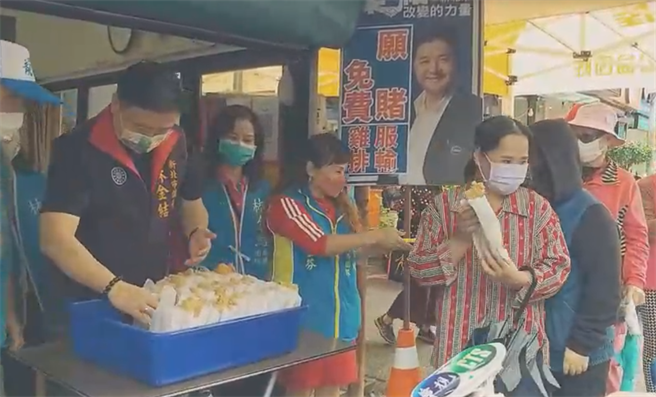 基进党立委陈柏惟罢免案近期投票通过，新北市市议员林金结今在土城区香香鸡排免费发放1000片鸡排，吸引眾多民眾排队抢好康。（林金结提供）