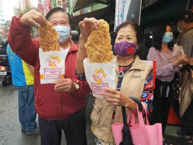 基进党立委陈柏惟罢免案近期投票通过，新北市市议员林金结今在土城区香香鸡排免费发放1000片鸡排，吸引眾多民眾排队抢好康。（林金结提供）