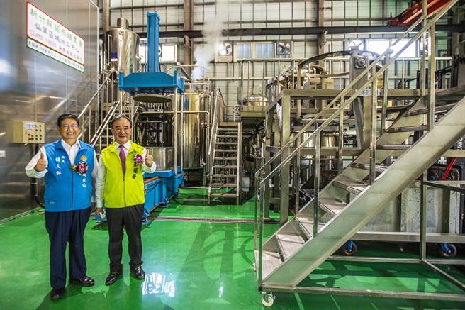 農委會糧食署長胡忠一（右）稱讚縣長楊文科（左）大力支持，才讓大家看到「仙草區域加工中心」的成果。（羅浚濱攝）