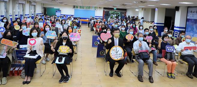 新北市83％國中成功減C增A，教育局頒發600萬獎勵金。（新北市教育局提供）