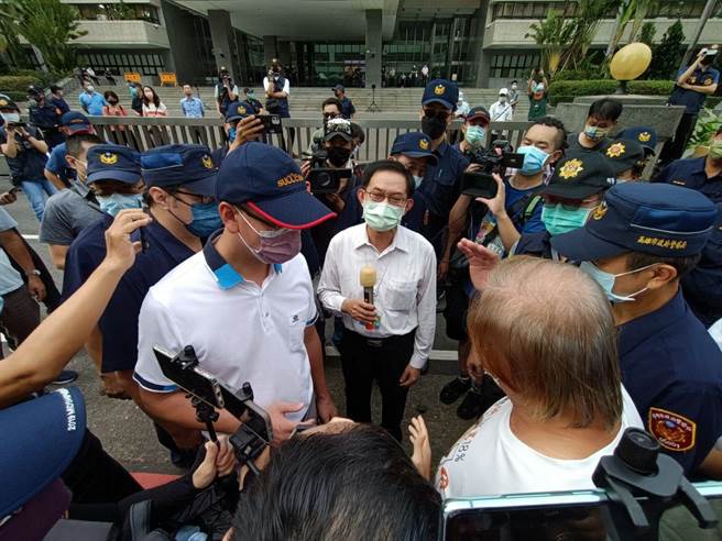 研考会主任秘书陈克文（中白衣者）出面接受陈情，表示「会转达陈抗意见」，但陈抗民眾认为敷衍，双方并无共识。（袁庭尧摄）