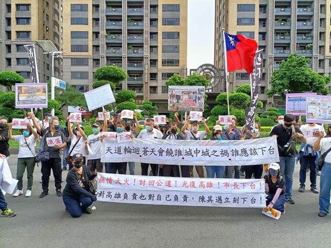 一群自称「民间斗士」的陈抗团体25日下午在高市府前拉布条抗议，替城中城大火46死伸冤。（袁庭尧摄）