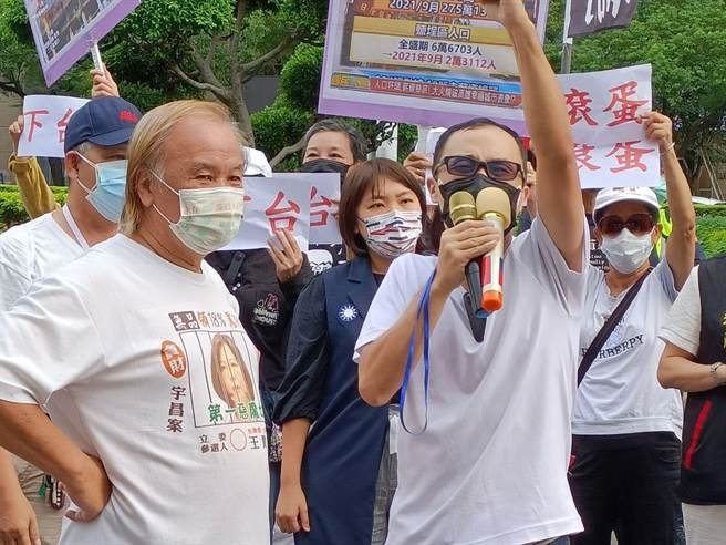 国民党高雄市议员邱于轩（中）认为城中城大火明显是人祸，是高市府社政、民政、公安、消防、都发等单位功能完全失灵。（袁庭尧摄）