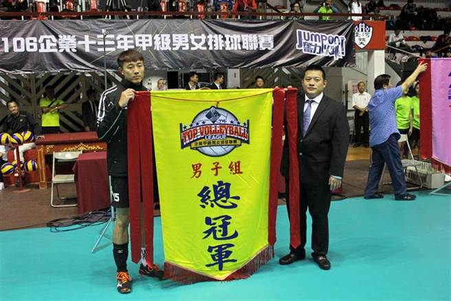 张善源（左）挥别动手术除掉身上恶性瘤的考验后，企排17年回到球场。（资料照／排协提供）