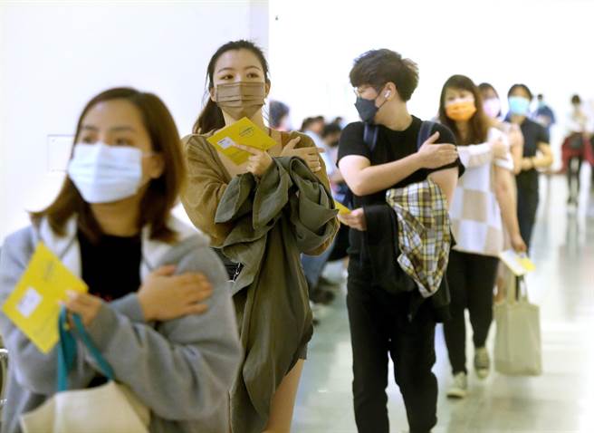 台北市長柯文哲日前屢屢砲轟中央開放的疫苗預約量，與北市開出的量能兜不攏，柯25日重申，北市常常準備很多，但實際來打的數量卻不多。(示意圖，粘耿豪攝)