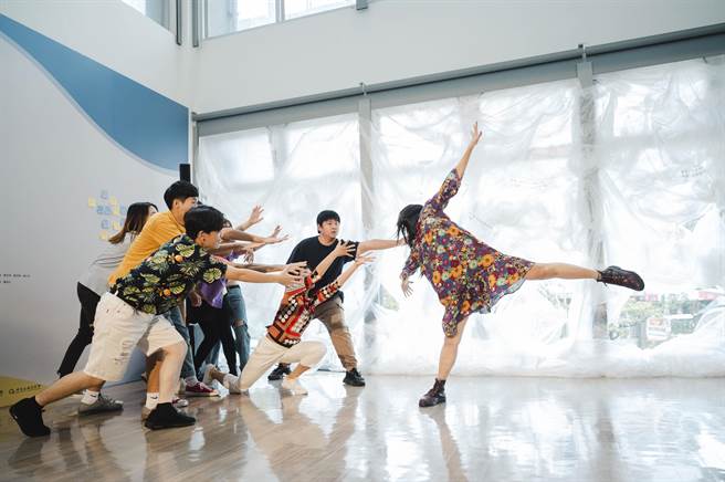 《我们在安静中跳舞》特展，素人听障舞者现场表演。（新北市劳工局提供）